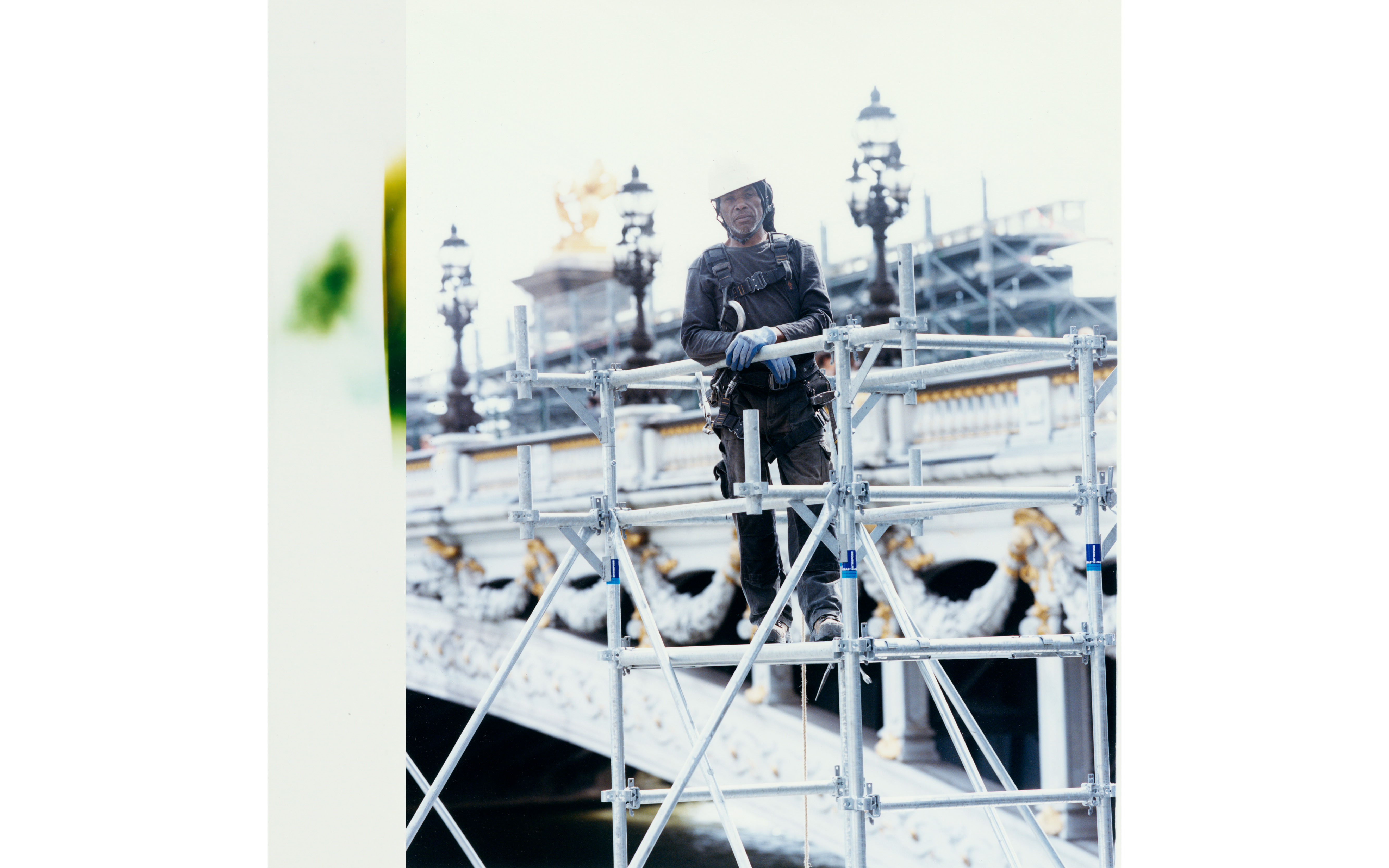 Unidentified worker in front of Pont Alexandre III - © Maciek Pożoga