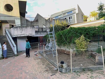 During March 2020 (French first lockdown), with our quarantined neighbours we improvised the construction of a shared vegetable garden in our estate's decaying yard. We used strings to respect the architectural style of our block, with original architecture by Renée Gailhoustet from the late 1980s. - © Maciek Pożoga