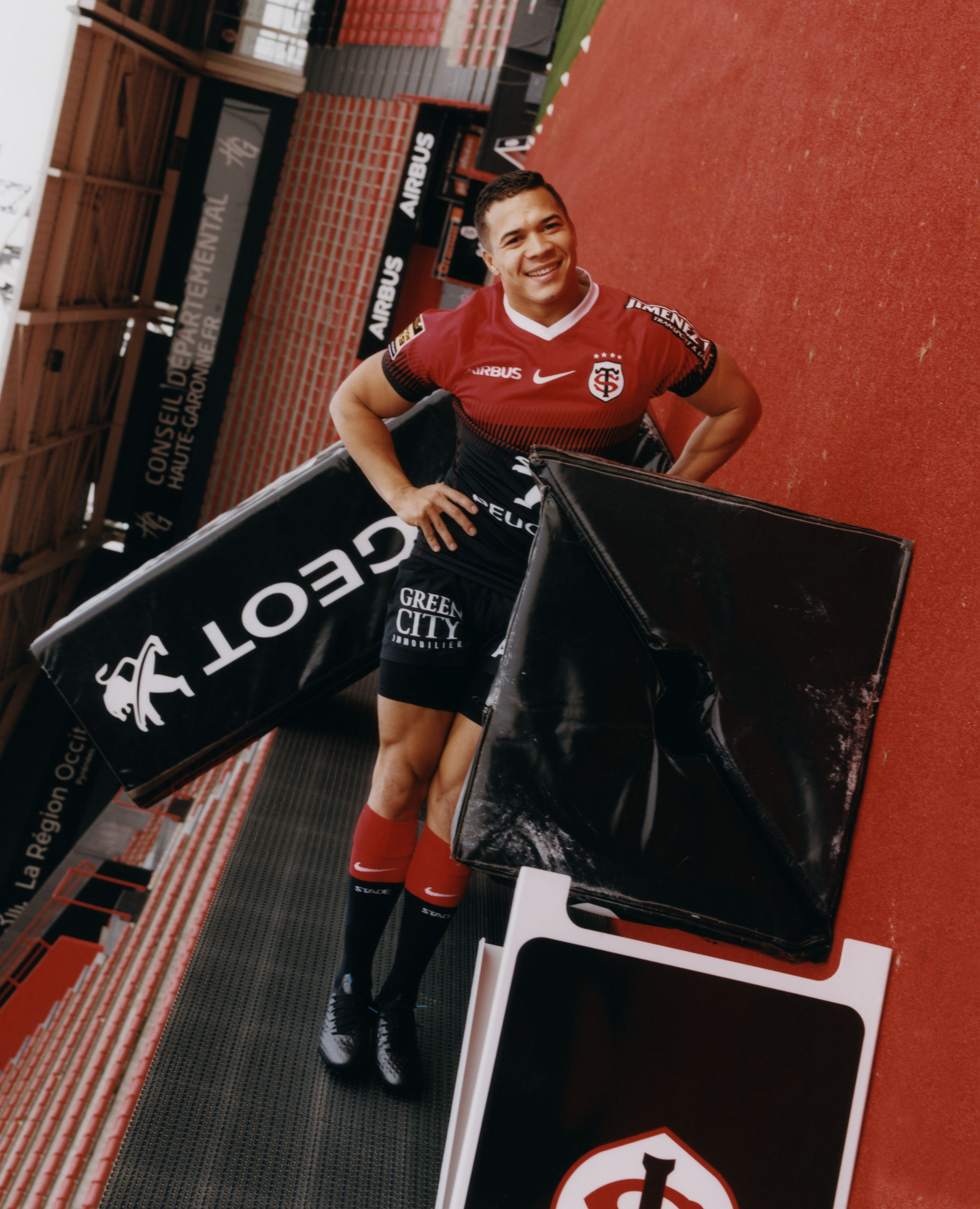 I photographed South African rugby player Cheslin Kolbe for *L’Equipe magazine* at at the Stade Ernest-Wallon in Toulouse. To make the most of his core strength, I asked him to hold the pose like this for almost a minute: easy. e - © Maciek Pożoga